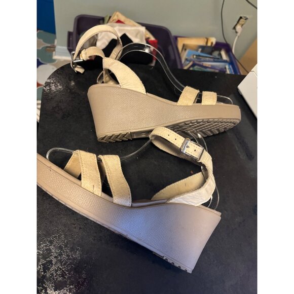 Crocs Leigh Beige Wedge Sandals Sz 9 Dual Strap Adjustable Ankle Buckle Closure - Picture 7 of 10